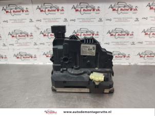 O137820 Gebruikte slotmechaniek portier 4deurs rechts-voor Opel Corsa