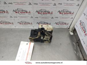O137851 Gebruikte slotmechaniek portier 2deurs rechts Renault Clio