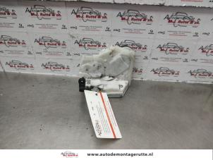 O137886 Gebruikte slotmechaniek portier 4deurs links-voor Daihatsu Cuore