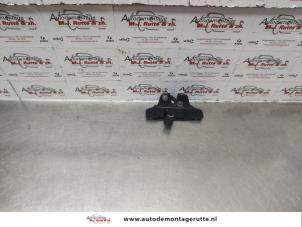 O137929 Gebruikte achterklep slotmechaniek Peugeot 206