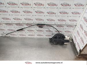 O138048 Gebruikte deurslot mechaniek 2deurs rechts Volkswagen Fox