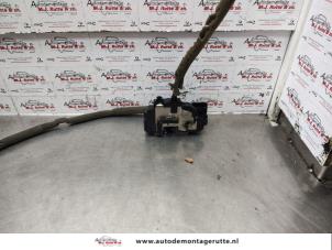 O138208 Gebruikte portierslot mechaniek 4deurs links-achter Nissan Qashqai