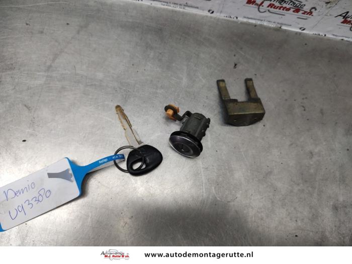 Gebruikte Portierslot Cilinder links Mazda Demio O138329