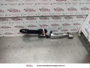 O138386 Gebruikte portiergreep 4deurs links-achter Opel Agila