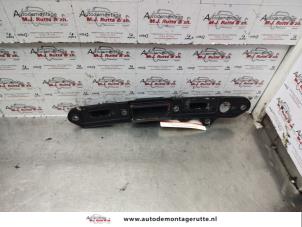 O138414 Gebruikte schakelaar achterklep Subaru Impreza