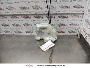 O138432 Gebruikte slotmechaniek portier 4deurs rechts-voor Opel Agila