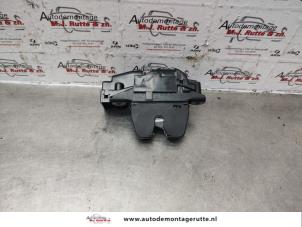 O138488 Gebruikte achterklep slotmechaniek Peugeot 308