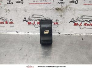 O138491 Gebruikte schakelaar elektrisch raam Peugeot 308