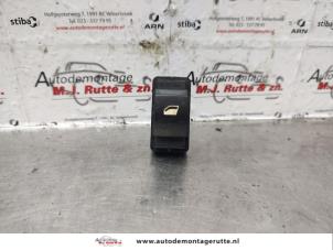 O138493 Gebruikte schakelaar elektrisch raam Peugeot 308