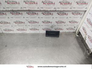 O138543 Gebruikte handgreep achterklep Renault Clio