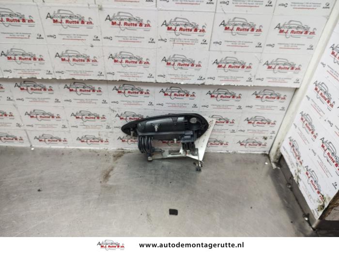 Deurgreep 2Deurs links van een Fiat Grande Punto (199) 1.4 2008