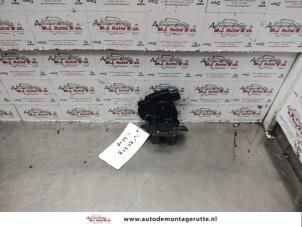 O138784 Gebruikte achterklep slotmechaniek Toyota IQ