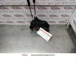 O139593 Gebruikte slotmechaniek portier 4deurs rechts-achter Mitsubishi Colt