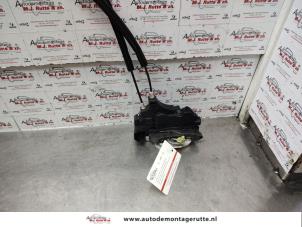 O139594 Gebruikte portierslot mechaniek 4deurs rechts-voor Mitsubishi Colt
