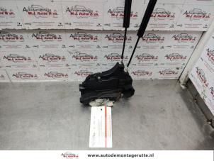 O139595 Gebruikte slotmechaniek portier 4deurs links-achter Mitsubishi Colt