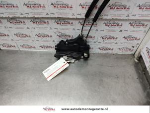 O139596 Gebruikte portierslot mechaniek 4deurs links-voor Mitsubishi Colt