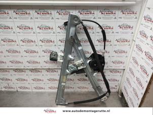 O139607 Gebruikte ruitmechaniek 4deurs rechts-voor Mitsubishi Colt