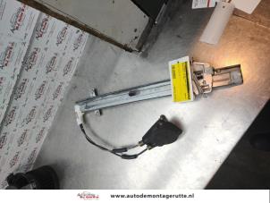 O139788 Gebruikte ruitmechaniek 4deurs links-voor Mazda Demio