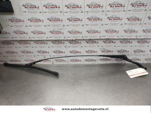 O139898 Gebruikte ruitenwisserarm voor Opel Corsa