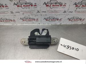 O139903 Gebruikte slotmechaniek achterklep Opel Corsa