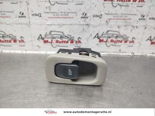 O139909 Gebruikte schakelaar elektrisch raam Toyota Avensis