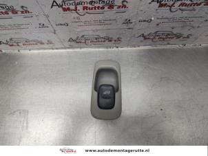 O139910 Gebruikte schakelaar elektrisch raam Toyota Avensis