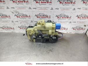 O140037 Gebruikte portierslot mechaniek 2deurs links Volkswagen Polo