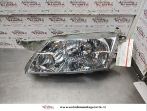 O140127 Gebruikte linker koplamp Mazda Premacy