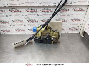 O140132 Gebruikte deurslot mechaniek 2deurs rechts Volkswagen Polo