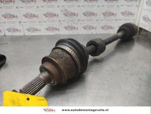 O140181 Gebruikte steekas links-voor Opel Agila