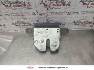 O140634 Gebruikte slotmechaniek achterklep Opel Corsa
