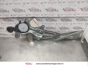 O140677 Gebruikte ruitmechaniek 4deurs links-voor Daihatsu Trevis