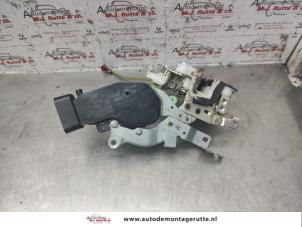 O140698 Gebruikte deurslot mechaniek 4deurs links-voor Daihatsu Trevis