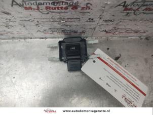 O140700 Gebruikte schakelaar elektrisch raam Daihatsu Trevis