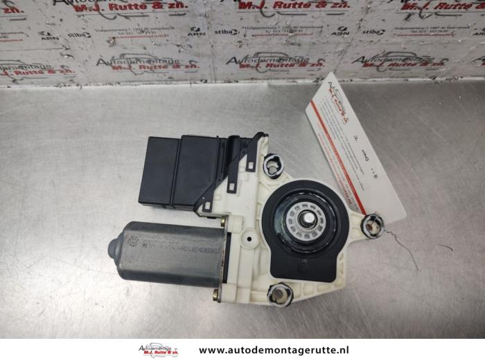 Motor portierruit van een Volkswagen Bora (1J2) 1.6 16V 2002