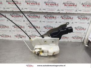 O141261 Gebruikte slotmechaniek portier 4deurs rechts-voor Suzuki Alto