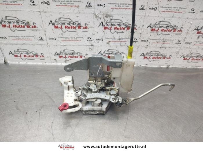 Gebruikte Slotmechaniek Portier 2Deurs links Peugeot 107 O141547