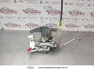 O141547 Gebruikte slotmechaniek portier 2deurs links Peugeot 107