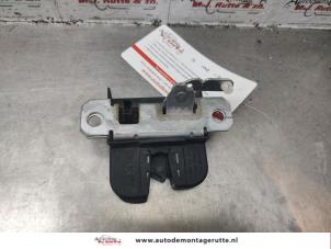 O141714 Gebruikte slotmechaniek achterklep Volkswagen Polo