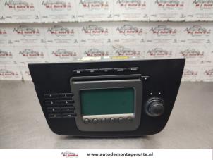 Gebruikte Radio Seat Toledo (5P2) 2.0 FSI 16V Prijs op aanvraag aangeboden door Autodemontage M.J. Rutte B.V.