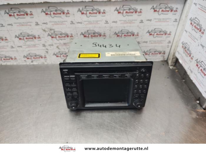 Radio van een Mercedes-Benz E (W210) 2.4 E-240 V6 18V 2000