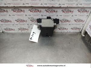 O142009 Gebruikte slotmechaniek achterklep Ford Focus