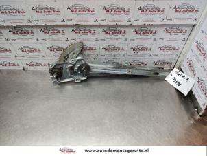 O142016 Gebruikte ruitmechaniek 2deurs rechts-voor Toyota Starlet