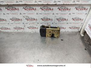O142086 Gebruikte slotmechaniek portier 2deurs rechts Peugeot 206