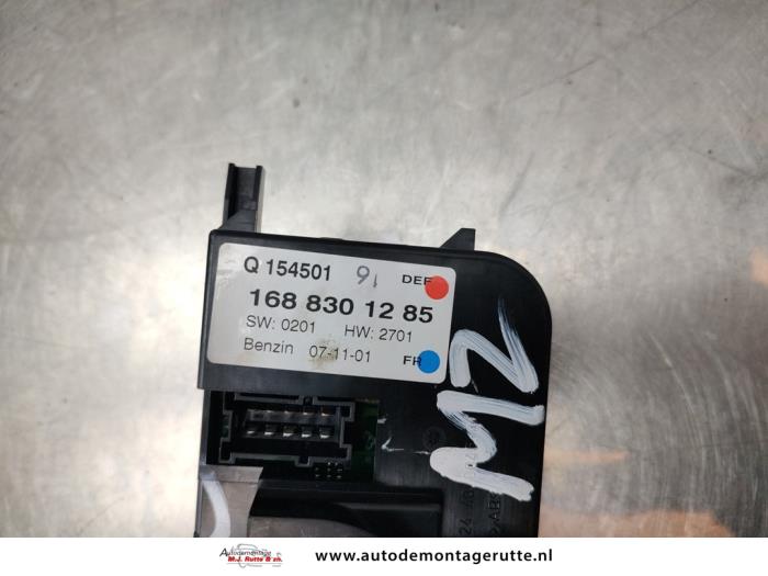 Kachel Bedieningspaneel van een Mercedes-Benz A (W168) 1.4 A-140 2002