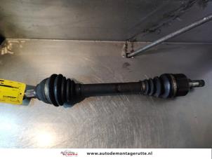 O142167 Gebruikte steekas links-voor Peugeot 3008
