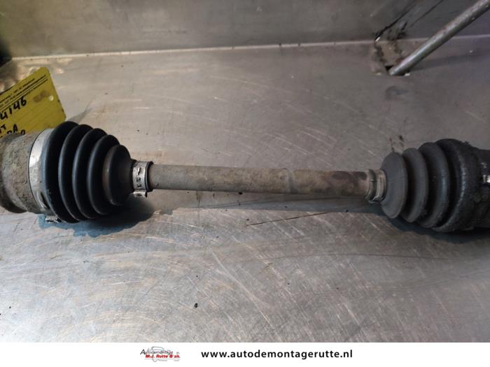 Homokineetas links-voor van een Fiat Panda (169) 1.2, Classic 2010