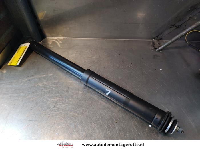 Schokbrekerpoot links-achter van een Toyota Aygo (B10) 1.0 12V VVT-i 2012