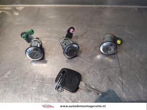 O142230 Gebruikte slotenset Nissan Micra