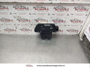 O142475 Gebruikte slotmechaniek achterklep Peugeot 3008